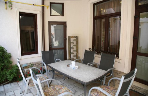 Dorobanti Bed & Breakfast | City Garden Rooms and Apartments
