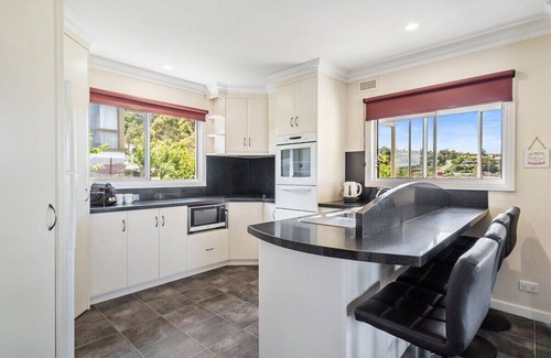 Lindisfarne House | City Lights Getaway 6km to the city! Sleeps 10.