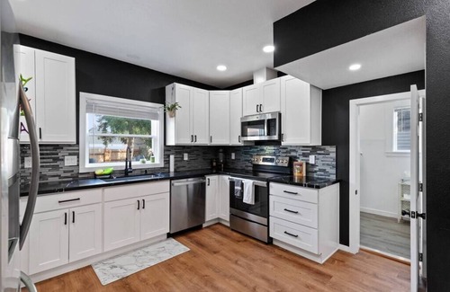 West Central House | City Lights & Soaking Nights |Hot Tub + Near Arena