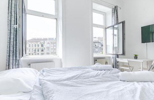 Brigittenau Apartment | City Living, Garden Vibes 3BR Bliss in Vienna