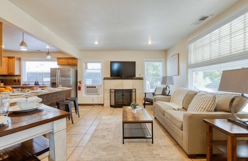 Santa Rosa House | City Location! Modern Downtown Santa Rosa Comfort