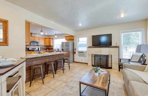 Santa Rosa House | City Location! Modern Downtown Santa Rosa Comfort