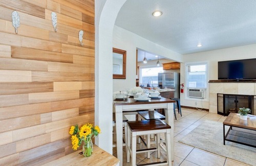Santa Rosa House | City Location! Modern Downtown Santa Rosa Comfort
