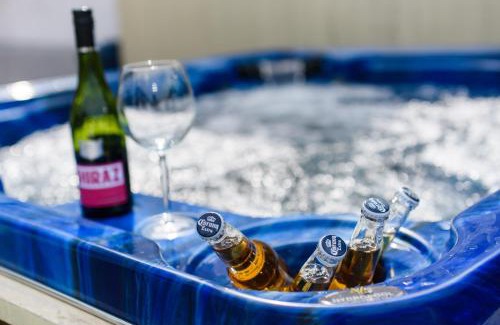 Penylan House | City Retreat, Spacious 4 Bed House, Games Room, Parking, Hot Tub & BBQ