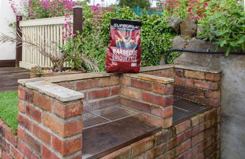 Penylan House | City Retreat, Spacious 4 Bed House, Games Room, Parking, Hot Tub & BBQ
