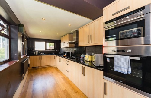 Penylan House | City Retreat w/Hot Tub+Games Room+Twin BBQ+Parking