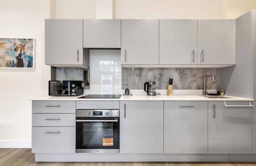 Sutton Apartment | City Service Lets | New London 2Bed With Parking | Long Stays Welcome