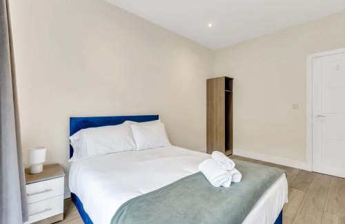 Sutton Apartment | City Service Lets - New London Village 2-bed Excellent transport links with free parking