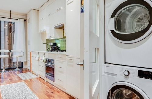 Downtown Victoria Condo | City Side Near Cook Street Village