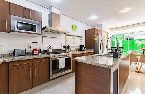 Colonia Roma Condo | City Stay in Roma, Private Outdoor Lounge