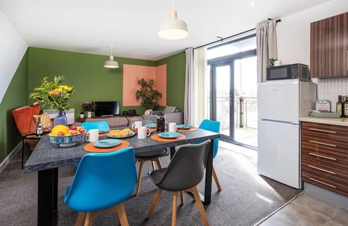 Lancaster Apartment | City View Apartment | FREE Parking | Balcony