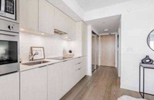 Church and Wellesley Condo | City View Condo Downtown Toronto Gym/Pool 1 Queen Bed W kitchen