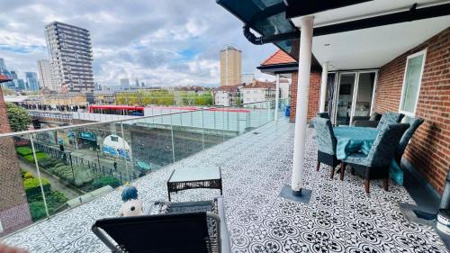 Shadwell Bed & Breakfast | City view Sunset Luxurious Apartment in London Zone-1 Including one Family twin Room with its Own Stunning Private Terrace