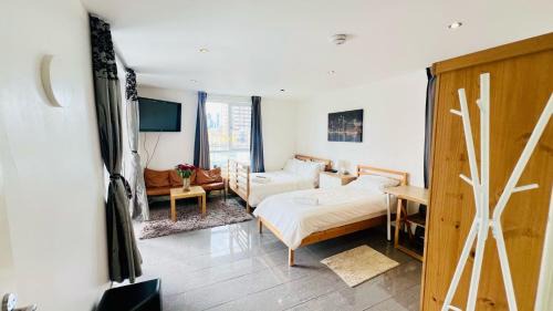Shadwell Bed & Breakfast | City view Sunset Luxurious Apartment in London Zone-1 Including one Family twin Room with its Own Stunning Private Terrace