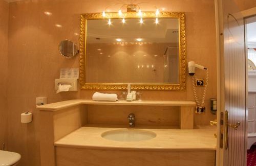 Albions Hotel | Cityhotel Goldener Adler B&B