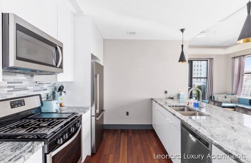 Nelson Apartment | Cityscape Apartment w/Terrace - Leonard Luxury Apartment