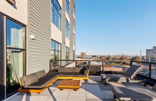 Nelson Apartment | Cityscape Apartment w/Terrace - Leonard Luxury Apartment