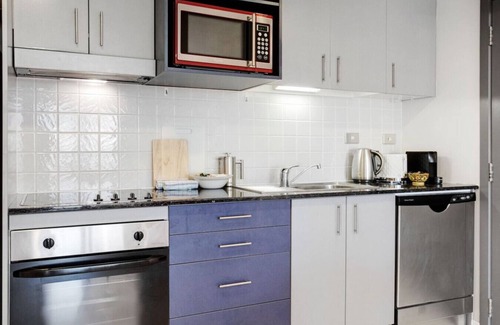 Grafton Apartment | Cityscape Delight with Skyline View | Free Parking