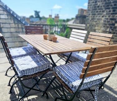 Bournemouth City Centre Apartment | Cityscape Haven: 1 Bedroom Apartment with Terrace and City view