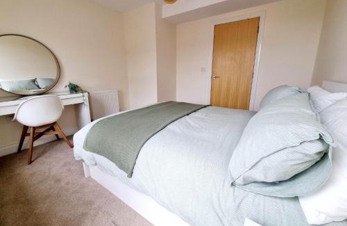 Bournemouth City Centre Apartment | Cityscape Haven: 1 Bedroom Apartment with Terrace and City view