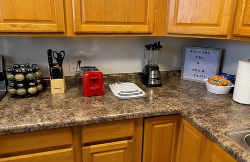 Mount Pleasant House | Cityscape! Pro Cleaned, Self Check In, Sleeps 10