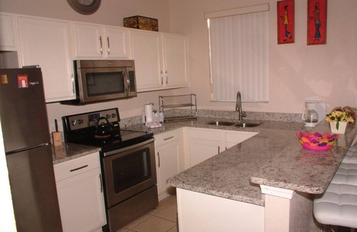 Regal Palms House | CL 2224 Spacious 4BR Tropical Townhome by RedAwning
