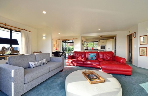 Stoke House | Clairmont Heights - Nelson Holiday Home