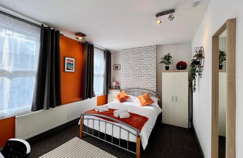 Higham Hill House | Clarence House 3 Bedrooms 8min to Station E17 North East London