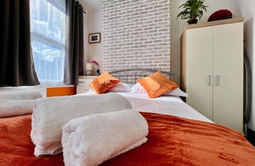 Higham Hill House | Clarence House 3 Bedrooms 8min to Station E17 North East London