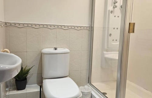 Milton Keynes Apartment | Clarence House - 4 Bedroom Apartment