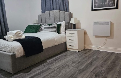 Milton Keynes Apartment | Clarence House - 4 Bedroom Apartment