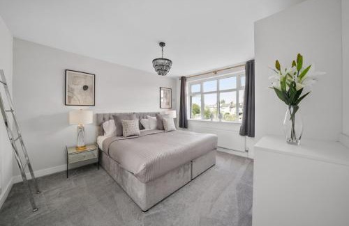 Windsor Villa | Clarence House-Windsor-Parking-5 bed