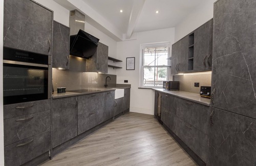 York Cottage | Clarence Street luxury apartment - sleeps 6 guests in 2 bedrooms