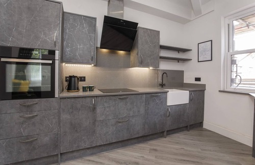 York Cottage | Clarence Street luxury apartment - sleeps 6 guests in 2 bedrooms