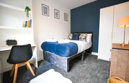 Stoke-on-Trent House | Clarice House by YourStays, 3 bedroom house by University of Staffordshire