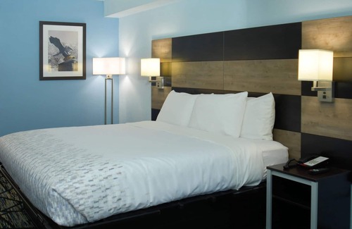 Jacksonville Hotel | Clarion Pointe Jacksonville near Camp Lejeune