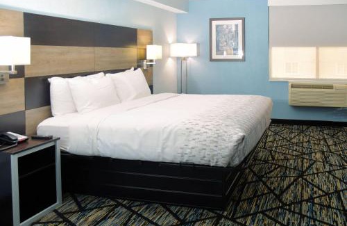 Jacksonville Hotel | Clarion Pointe Jacksonville near Camp Lejeune