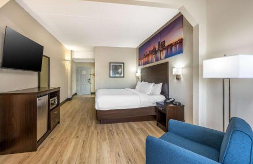 Jeffersontown Hotel | Clarion Pointe Louisville East
