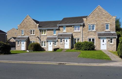Burnley House | CLARITURF - 4 Bedroom Semi - Private Parking near Turf Moor, Town Centre, Transport and Motorway Links next to Canal, 3 Parks and Lake - Sky and Netflix