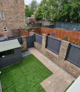 Burnley House | CLARITURF - 4 Bedroom Semi - Private Parking near Turf Moor, Town Centre, Transport and Motorway Links next to Canal, 3 Parks and Lake - Sky and Netflix