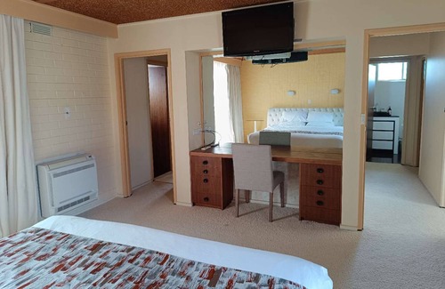 Lakes Entrance Villa | Clarkes Beach House - Walk distance to beach and Cozy living