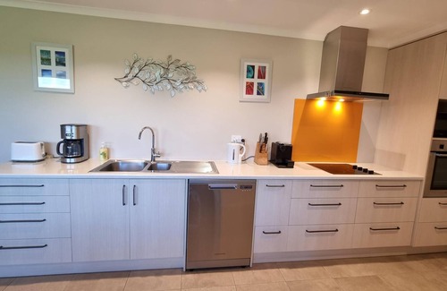Clarks Beach Apartment | Clarks Beach Getaway. Modern 2-bed apartment, close to great golf course