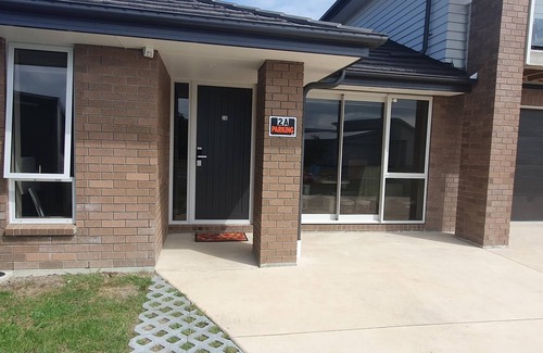 Clarks Beach Apartment | Clarks Beach Getaway. Modern 2-bed apartment, close to great golf course