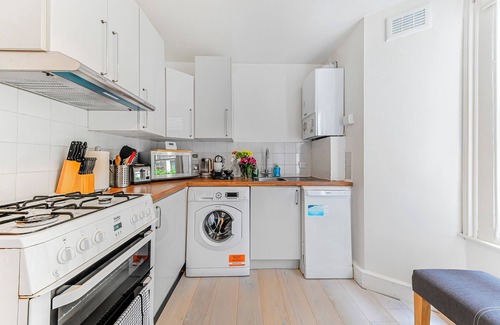 Queen's Park Apartment | Classic 2bed Victorian Central London Retreat