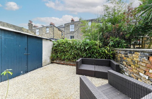 Queen's Park Apartment | Classic 2bed Victorian Central London Retreat