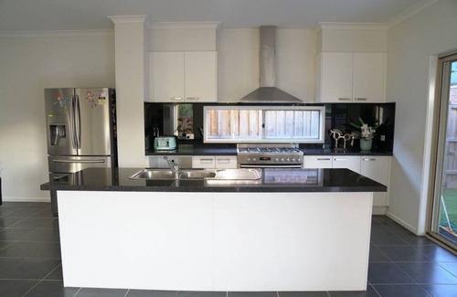 Williams Landing House | Classic 6BRM House in Williams Landing Diadem Melbourne