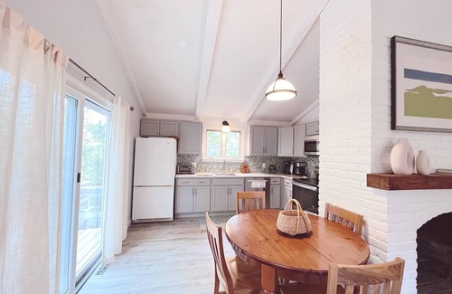 West Chatham Cottage | Classic, airy Chatham cottage minutes from beach