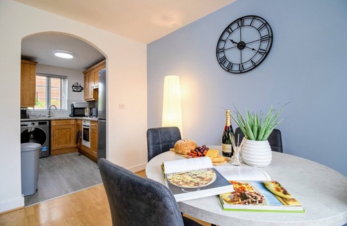 Milton Malsor Apartment | Classic and Charming 2-bed Apt w/Parking and SkyTV