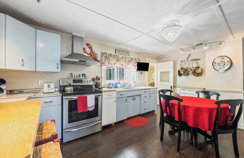 Bar Harbor House | Classic Bar Harbor IN TOWN Retreat- No need For Car-Walk to Shops, Drinks, Food
