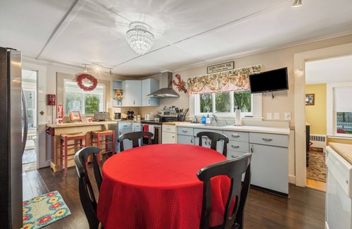 Bar Harbor House | Classic Bar Harbor IN TOWN Retreat- No need For Car-Walk to Shops, Drinks, Food